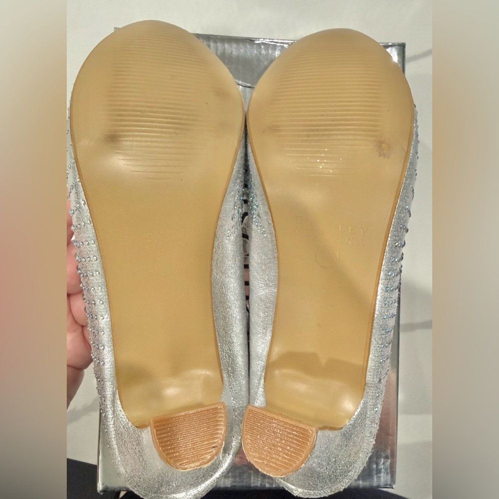 Badgley Mischka Silver Girls Dress Shoes-Size 4 - Picture 9 of 13